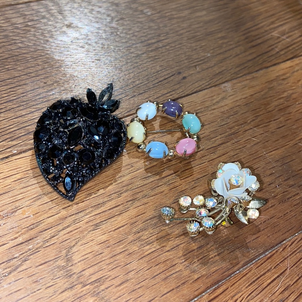 3/$10 bundle. Vintage pins. Price for all 3. ⭐️Bundle with another $5 for 3/10.